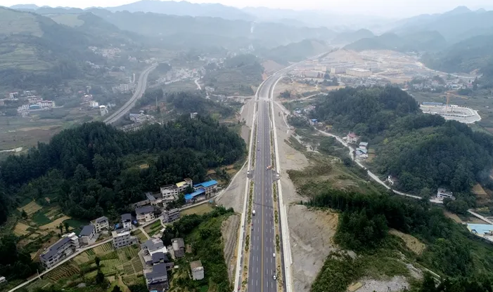 地處咸豐縣西南部,東與來鳳縣大河鎮接壤,南與重慶市酉陽縣木葉鄉為鄰