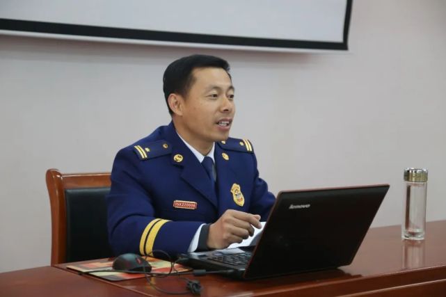 1978年1月出生,1997年12月参加消防工作,历任特勤中队副中队长,中队长