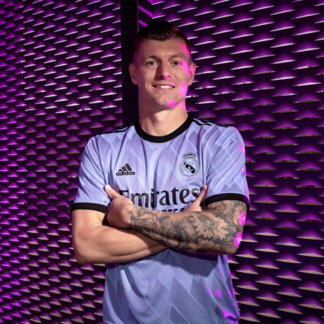 皇马客场球衣荣耀首发!让这片紫色印染客场的天空