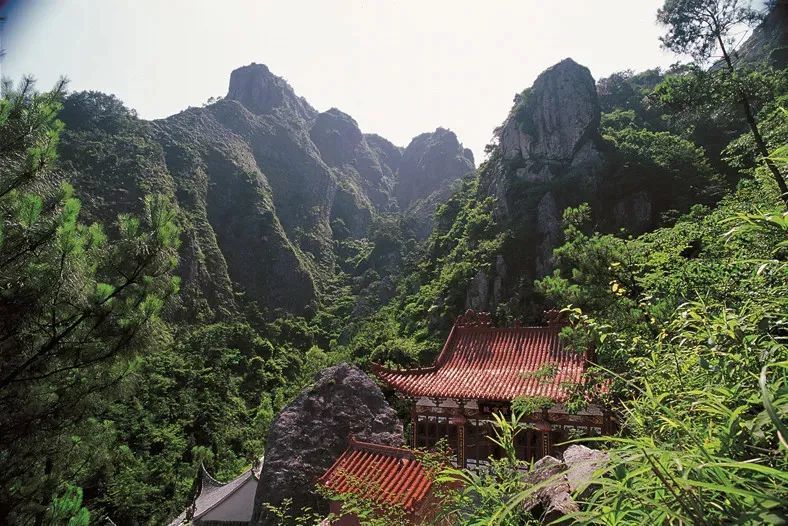 楊八洞又稱蓋竹洞,當中雁蕩山還叫作白石山的時候,它的大名早已載入