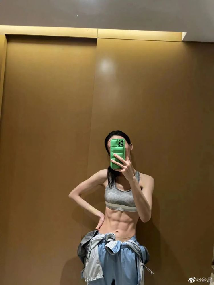 女明星自律王者又添一人赵露思带着马甲线来了