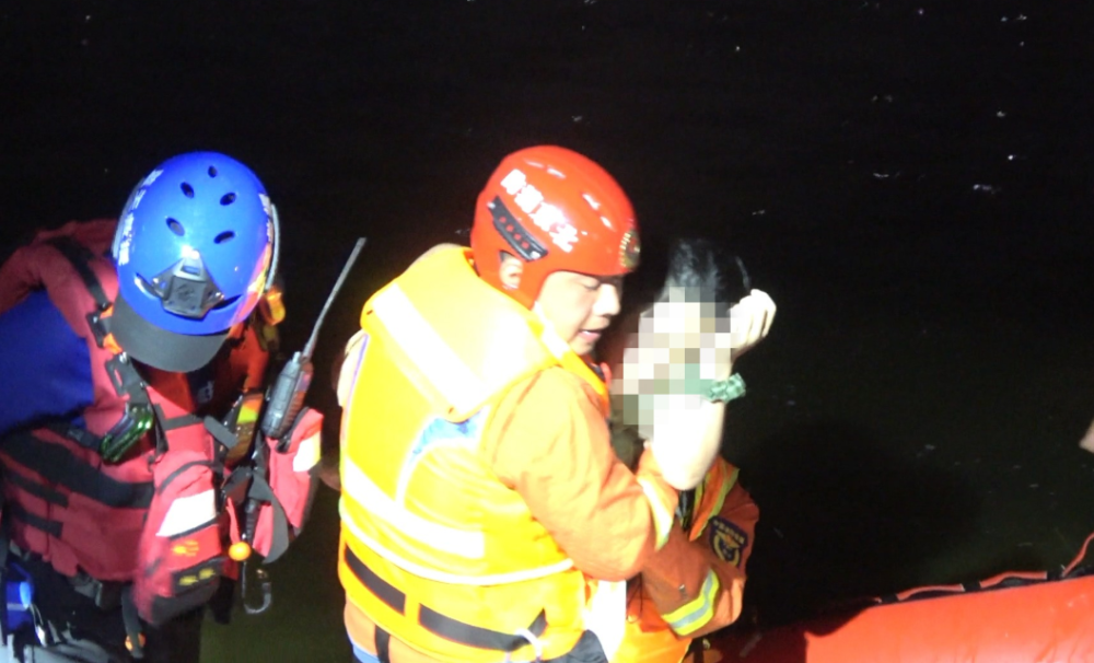 女子寻短见跳河，通州消防紧急救援