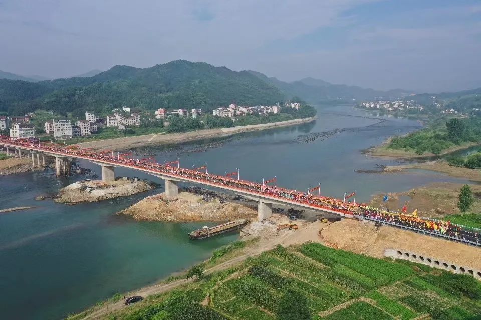 今天安化县江南资江大桥建成试通车