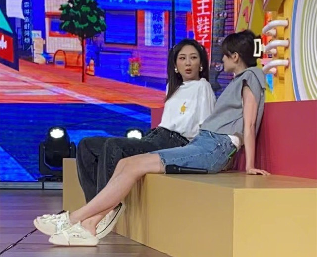 杨紫乔欣同框录综艺贴脸自拍热聊姐妹情深梦回欢乐颂