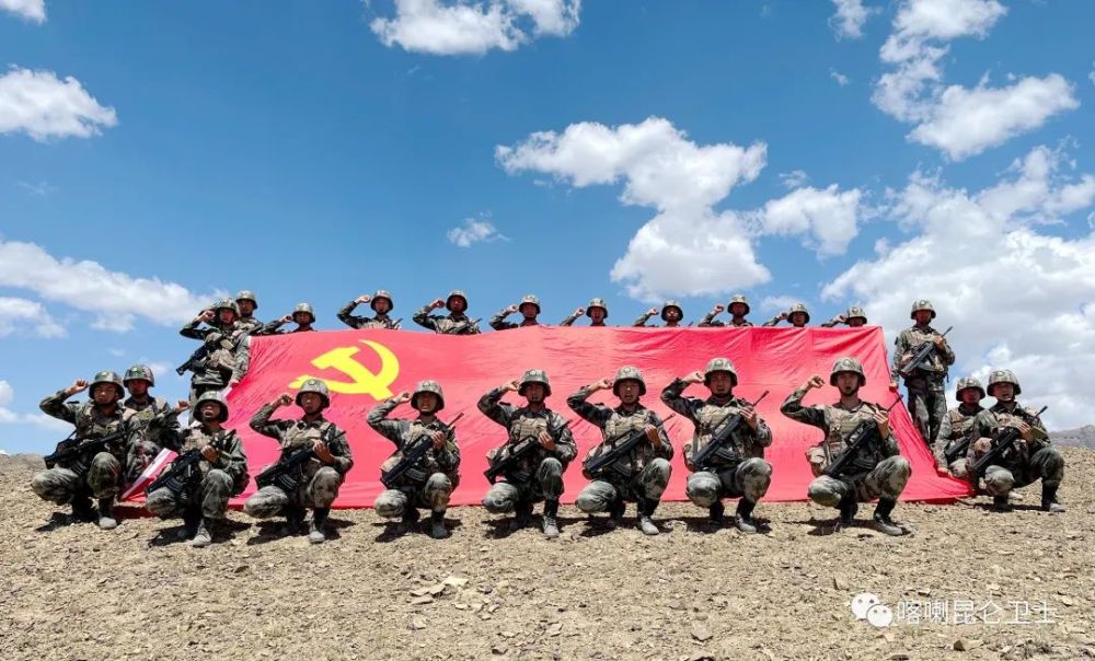 新疆军区某旅官兵,开展"对党诉忠诚"活动,官兵面对鲜红的党旗庄严宣誓