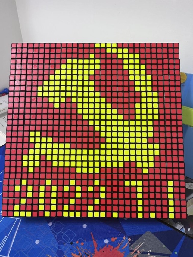 七岁男孩用百个魔方拼出党徽图案,向建党101周年献礼
