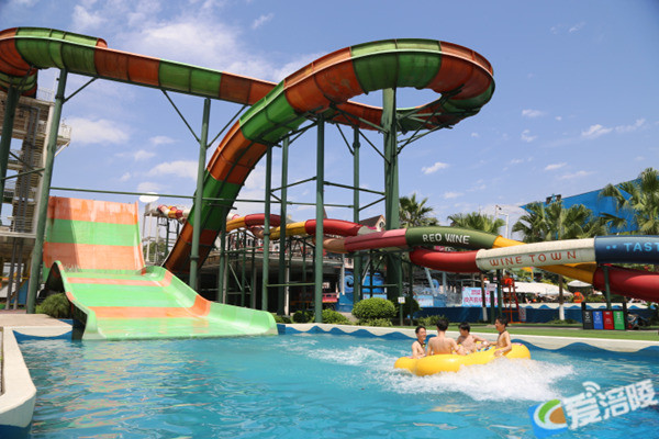 景区供图如今,天气越来越热,涪陵蔺市美心红酒小镇水上乐园开启水上
