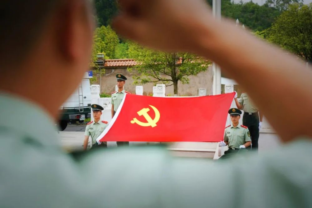 “七一”建党节：党旗下，战位前空军某部重温入党誓言