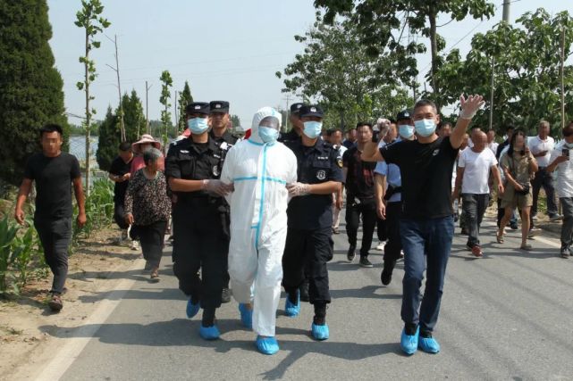 辨认犯罪现场押解至黄岭镇将犯罪嫌疑人侯广飞临泉县公安局