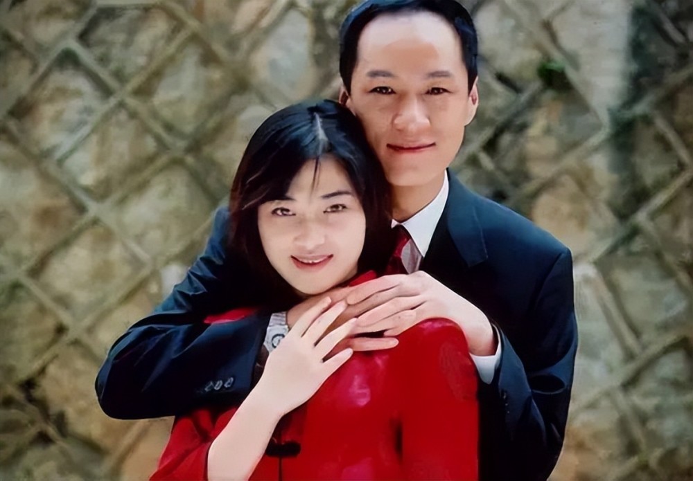 他在剧中饰演的安嘉和是个外表谦和,内心变态的暴力狂,上一秒还对妻子