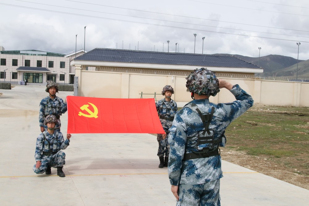 “七一”建党节：党旗下，战位前空军某部重温入党誓言