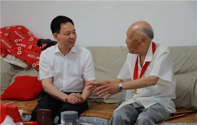 梁平区委书记钱建超七一走访慰问老党员