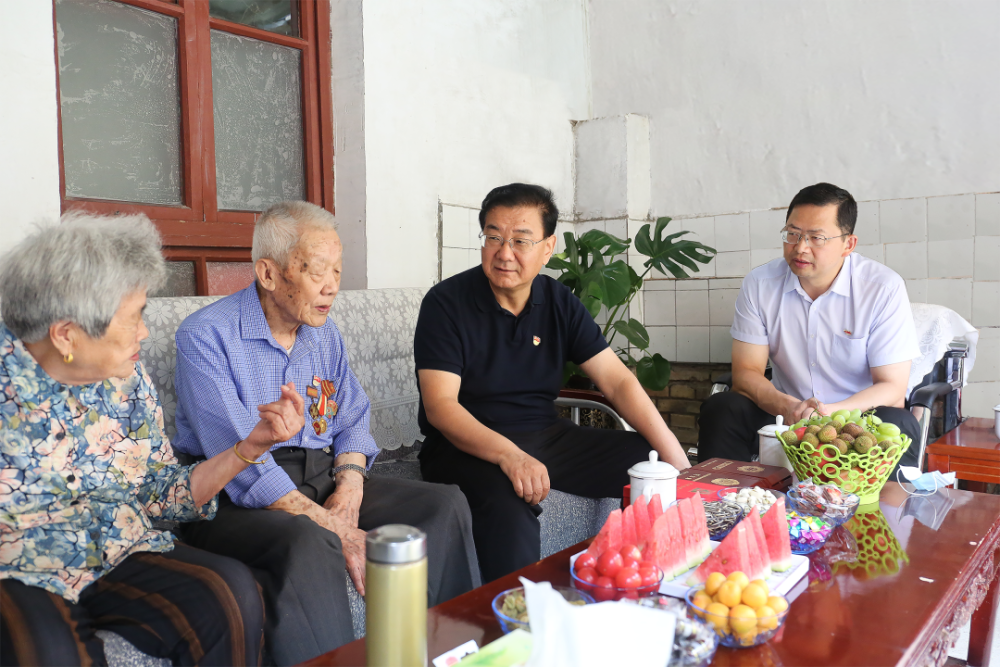 "6月30日一大早,州领导何永慧,李荣年,韩守领一行来到老党员吴敬贤