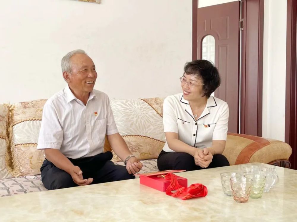 旗委副书记,政法委书记闫彩煜慰问困难党员何凤祥.