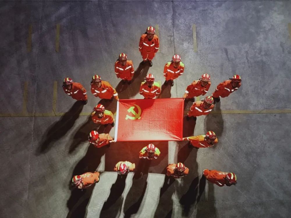 七一建党节丨"我与党旗合张影"创意合照纪念活动(二)_腾讯新闻