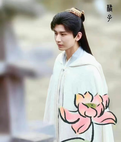 白衣白马侠客行,红衣劲装好帅!