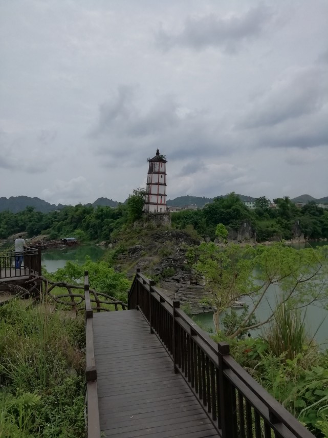 广西崇左市的左江归龙斜塔,有着被誉为世界八大斜塔之一的美称!