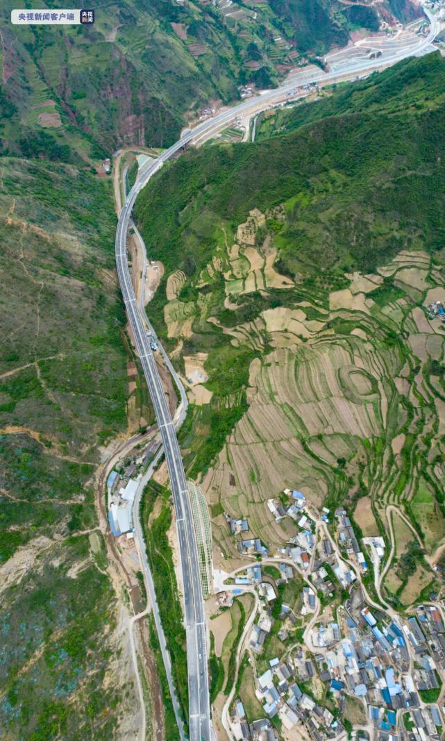 大南高速公路是"长江经济带"与"一带一路"通道连接