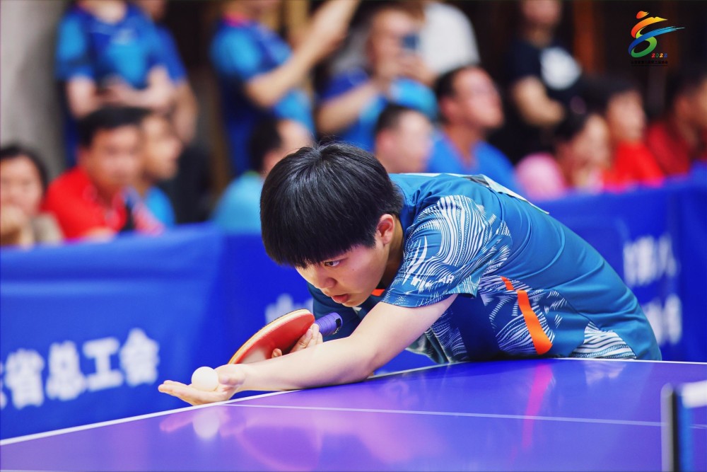 日照市代表队杨晓夫,聊城市代表队杨思彤分别获得男子单打和女子单打