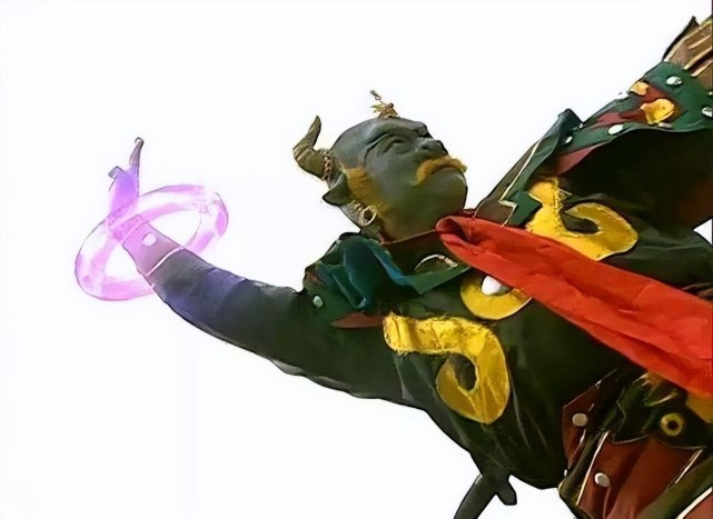 没想到青牛精故伎重施,祭出金刚琢,套走众仙兵器法宝,使众仙铩羽而归.