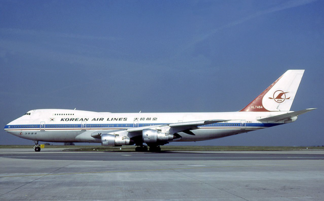 舊版大韓航空塗裝的波音747-200型hl7464號機,hl7445號機與其同型