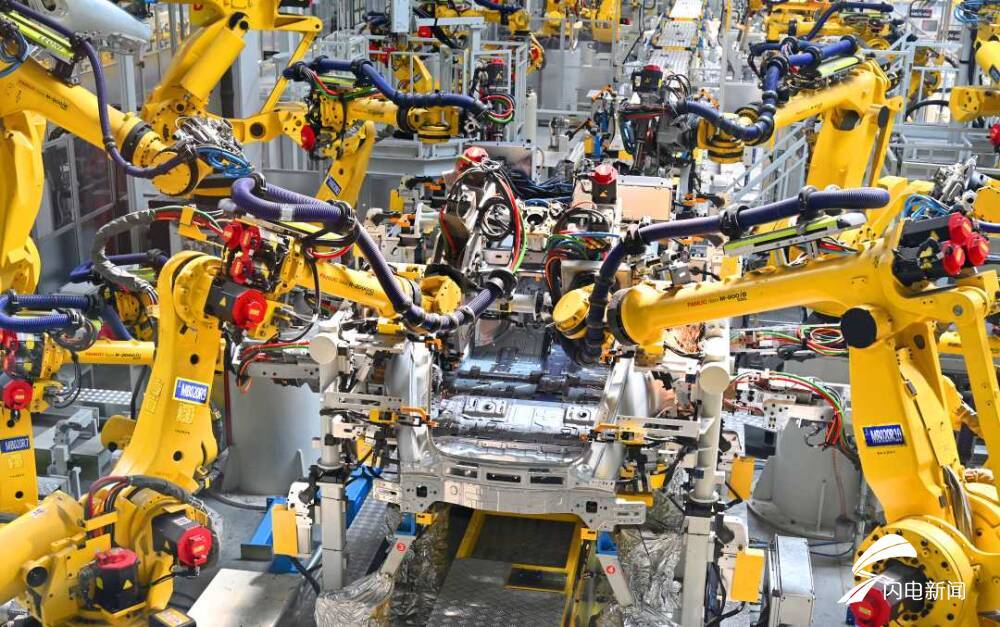 延时摄影带你看看造车生产线上忙碌的智能机器人塘沽区常青藤英语培训机构