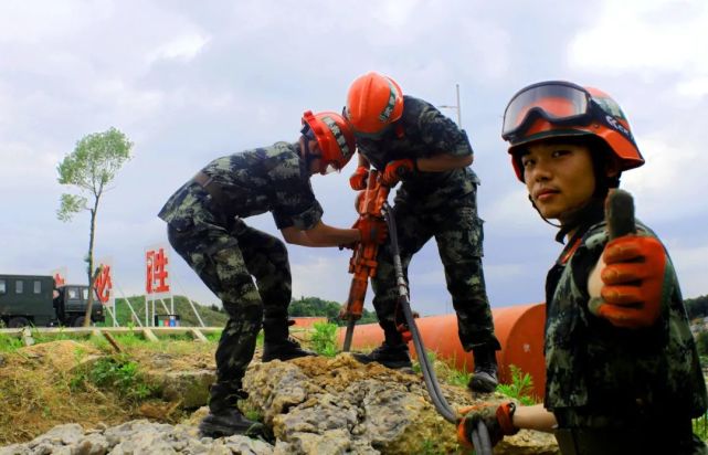 的捨生忘死進行偵檢和車輛洗消作業防化兵正對有毒有害物質醫療如戰場