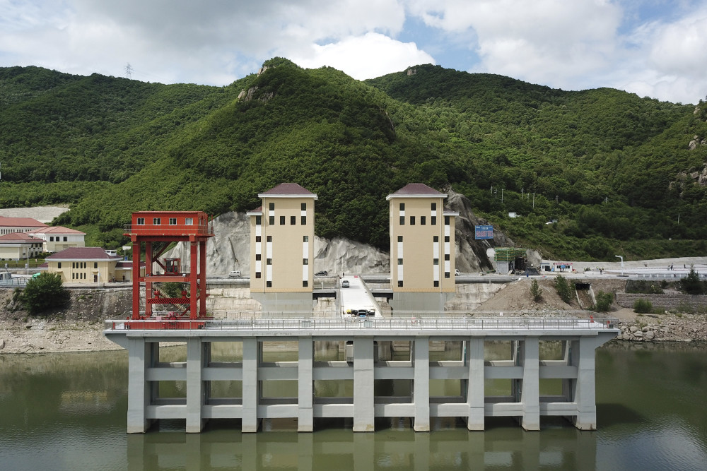 这是6月29日拍摄的国网新源黑龙江荒沟抽水蓄能电站下水库(无人机照片