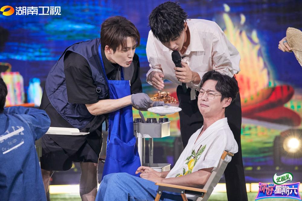 檀健次何昶希秒变"烧烤美食家"?