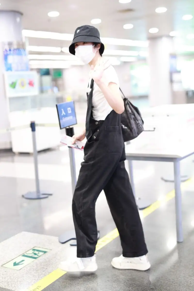 这位二公主在穿衣上,就是选择了一件背带牛仔裤,同综艺里相比,姚安娜