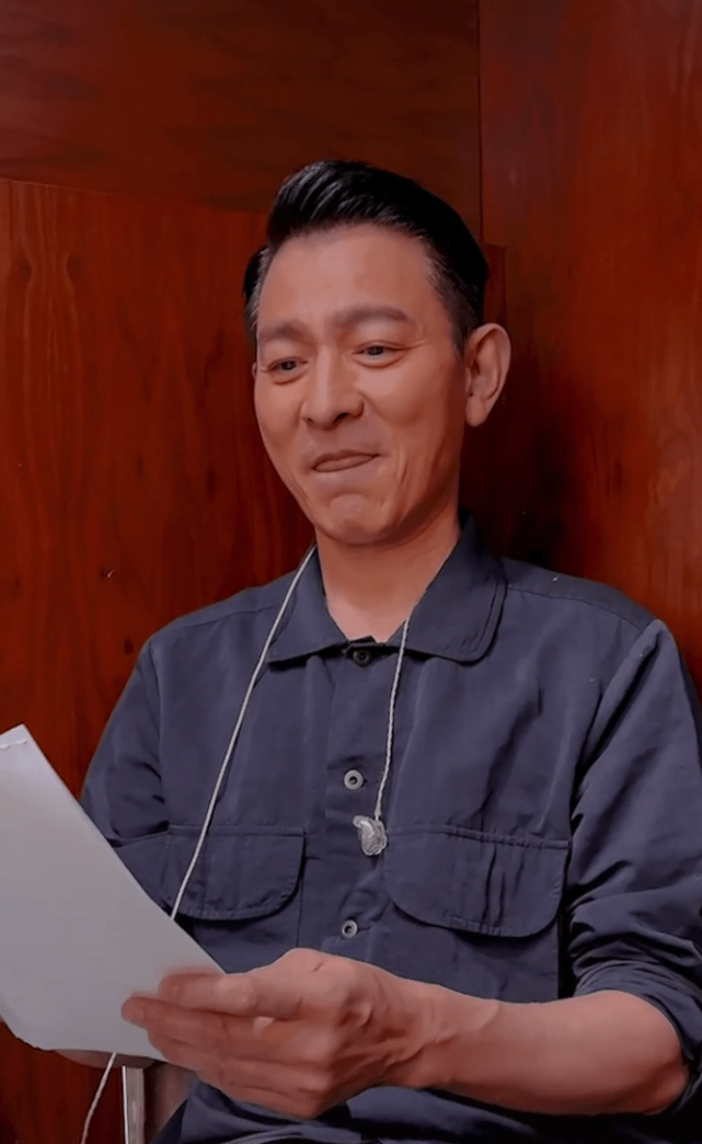 61岁刘德华素颜出镜唱歌,皱纹和白头发都很明显