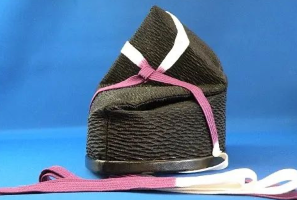 通常来说,中国古装剧里的产物一般是"侍乌帽子"和"折乌帽子"的混合