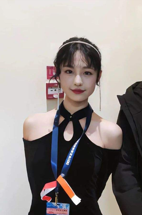武汉大学校花姚懿玲00后职业电竞女选手,放弃北大直博中科院