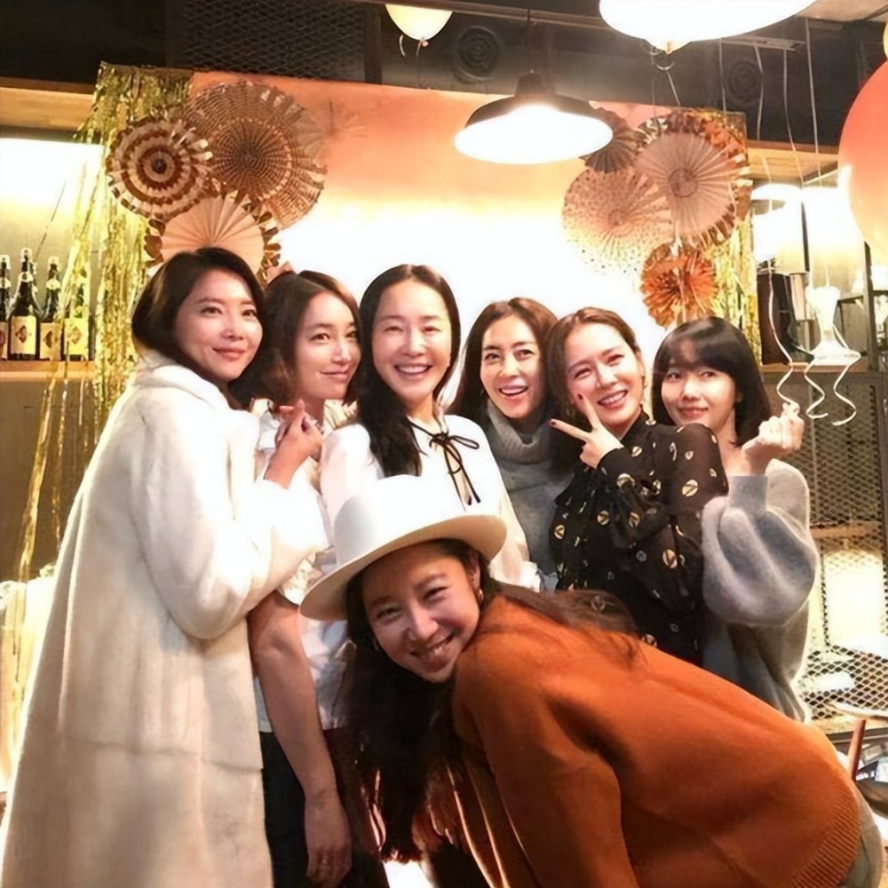 孙艺珍官宣怀孕后邀请闺蜜来婚房庆祝闺蜜喝酒她喝饮料与玄彬很幸福