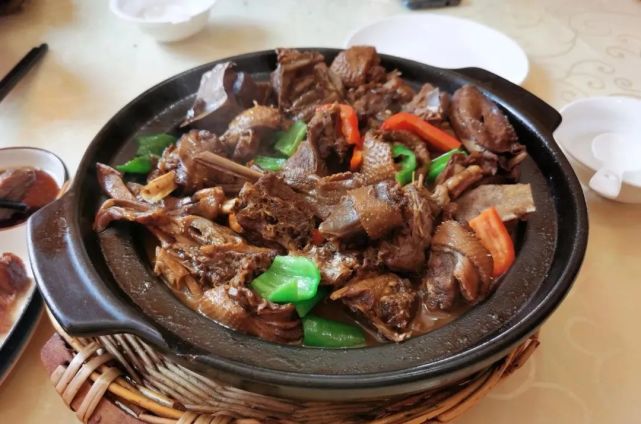 中午,来到"瑞映福地"马集,吃一桌酥而不腻,肥美醇和的全鹅宴,一席尝遍