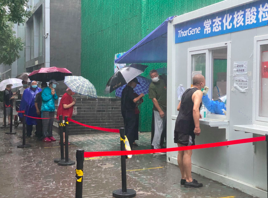 北京部分核酸检测点增加窗口和人员，保障市民雨中检测