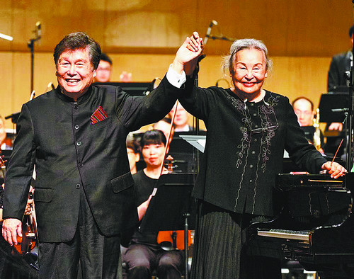 演出结束后,郑小瑛和殷承宗牵手谢幕.(李乐为 摄)