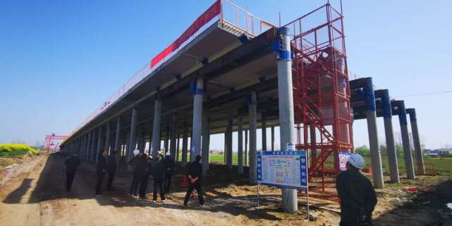 正在建设中的上罗高速桩板式路基.