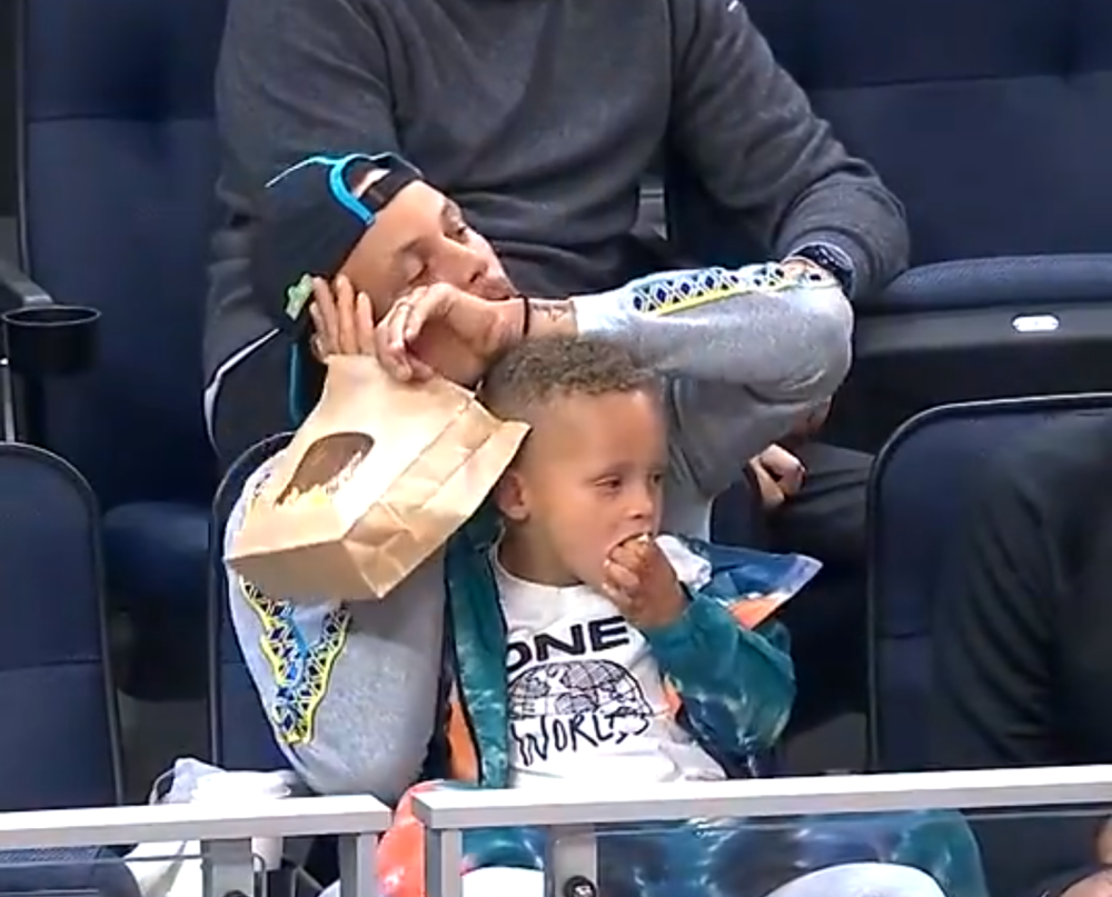 库里带4岁儿子看勇士比赛,吃爆米花比晚安,卡农趁机抓走一大把