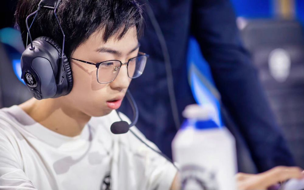 张大仙终究是妥协了xyg变阵想拿下a组首胜但dyg并不是软柿子