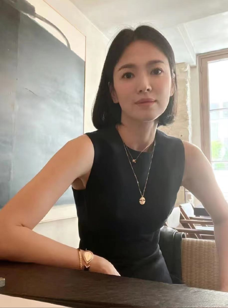 40岁宋慧乔戴珠宝现身巴黎,生图消瘦皱纹明显,与精修图差别大_腾讯
