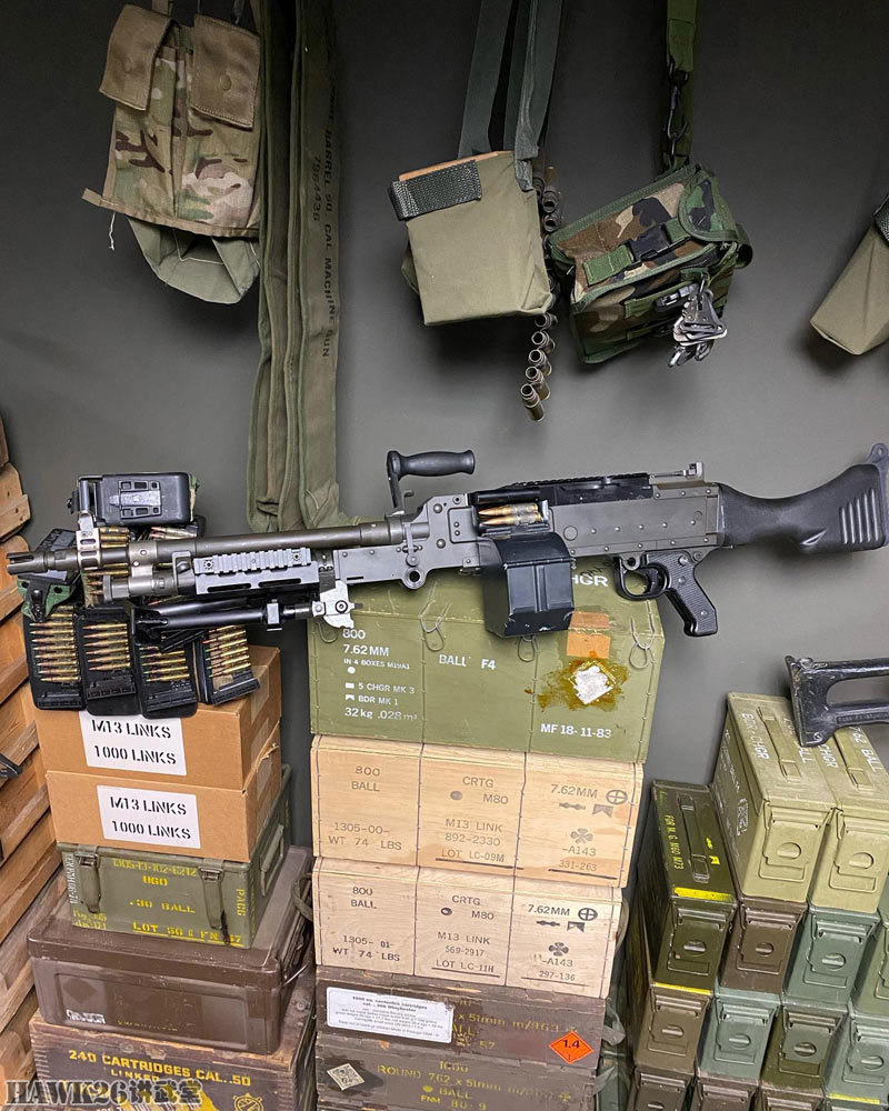 美国枪械爱好者展示新收藏:m240机枪50发弹链盒 很稀奇的附件_腾讯
