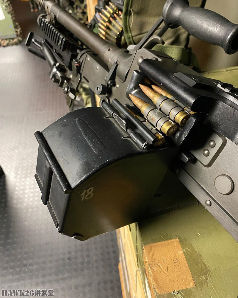美国枪械爱好者展示新收藏:m240机枪50发弹链盒 很稀奇的附件_腾讯