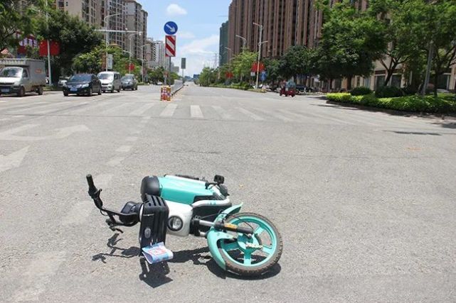 骑行电动共享单车闯红灯被撞……全责!|"身边人身边事"警示行动