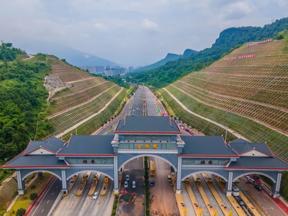 与西藏紧密联系在了一起,雅安作为康藏公路(现川藏铁路)的起点和g318