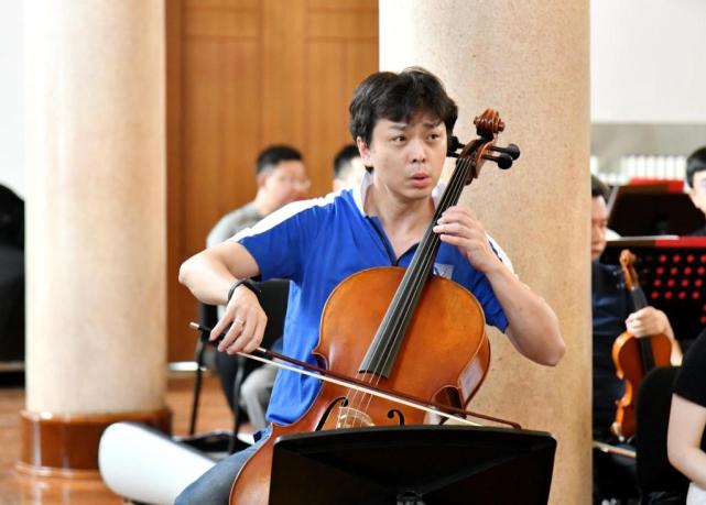 弦上天籁！著名大提琴演奏家秦立巍来青，与青岛乐团合奏德沃夏克名曲_腾讯新闻