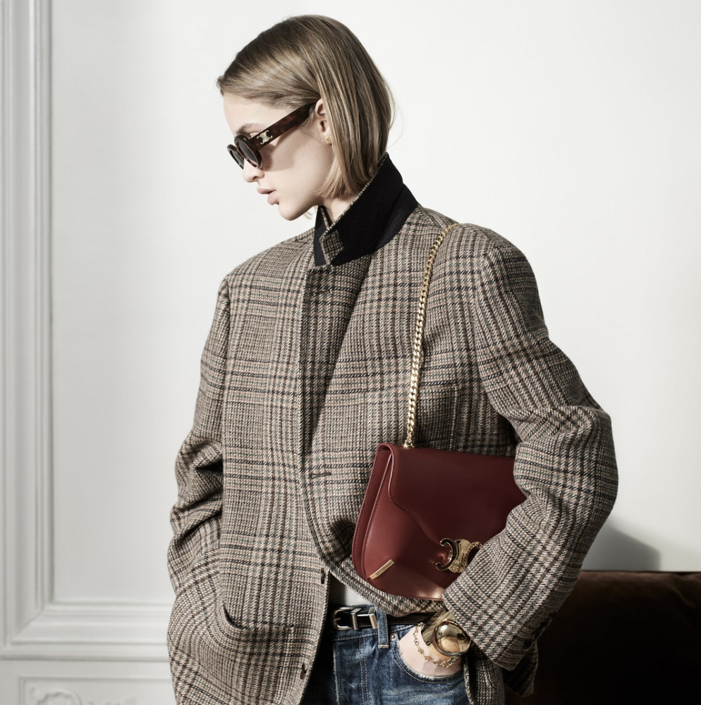 celine的新款besace triomphe在风格上跟clasp有着很高的默契度,大片