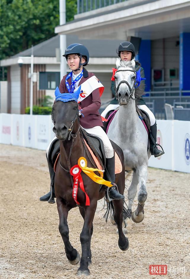 的15岁少女张博雅策马扬鞭摘得这一项目在省运会历史上的第一枚金牌