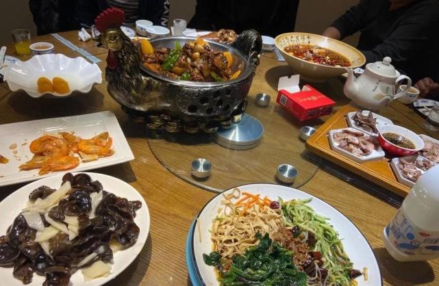 河北男子晒酒局引热议一桌12道菜600块钱网友性价比太高了