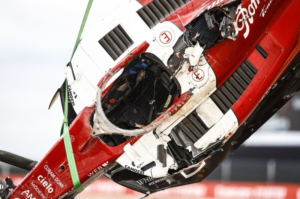 周冠宇受损的赛车2014年10月5日的f1日本站,法国车手比安奇在雨后赛道